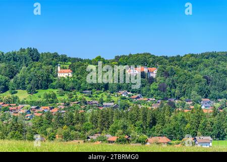 Germania, Baviera, Terra di Tölzer, Eurasburg, Schlossberg con Schlosskirche Mariä Empfängnis e Schloss Eurasburg Foto Stock