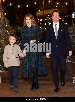 Christopher Woolf, la Principessa Beatrice e Edoardo Mapelli mozzi arrivano per i Royal Carols - insieme al servizio natalizio all'Abbazia di Westminster a Londra. Data immagine: Venerdì 8 dicembre 2023. Foto Stock