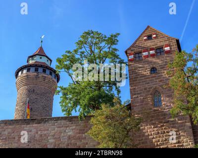 Torre Sinwell e Cappella del Castello Imperiale, Norimberga, Franconia media, Baviera, Germania, Europa Foto Stock