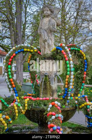 Fontana del villaggio decorata in modo tradizionale, fontana di Pasqua a Uitting am Ammersee, Baviera, Germania, Europa Foto Stock