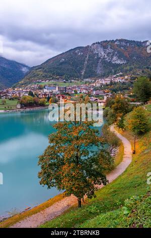 Veduta del Lago di Molveno con la sua pista ciclabile, frequentata dai turisti soprattutto in estate, Europa, Italia, Trentino alto Adige, Trento, Molveno Foto Stock