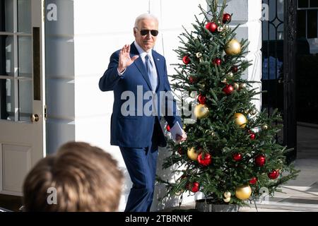 Washington, Stati Uniti. 8 dicembre 2023. Il presidente Joe Biden salutava la stampa mentre lascia la Casa Bianca per andare a Las Vegas, Nevada. (Foto di Michael Brochstein/Sipa USA) credito: SIPA USA/Alamy Live News Foto Stock