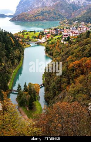 Veduta di Molveno nella stagione autunnale, Europa, Italia, Trentino alto Adige, provincia di Trento, Molveno Foto Stock