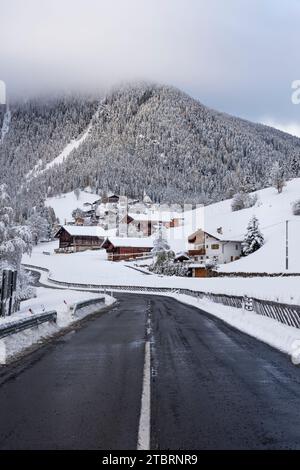 Strada che conduce a Santa Gertrude, Europa, Italia, Trentino alto Adige, provincia di Bolzano, Santa Gertrude Foto Stock