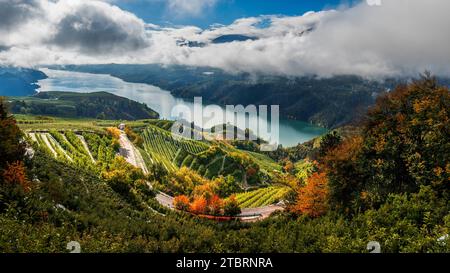 Lago di Santa Giustina in valle nella stagione autunnale, Europa, Italia, Trentino alto Adige, provincia di Trento, Cles, non Valley Foto Stock