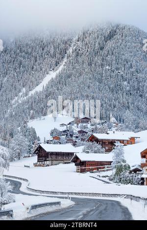 Santa Gertrude in autunno e prima nevicata, Europa, Italia, Trentino alto Adige, provincia di Bolzano, Santa Gertrude. Foto Stock