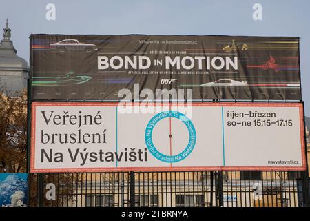 Praga, Repubblica Ceca, 8 dicembre 2023. Press Day alla mostra "Bond in Motion" presso il quartiere fieristico di Praga, Repubblica Ceca. La mostra copre sei decenni di storia dei film di James Bond e comprende oltre 75 veicoli. La mostra resterà aperta fino al 31 marzo 2024. Nella foto: © Piotr Zajac/Alamy Live News Foto Stock