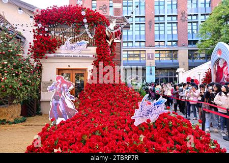 Shanghai, Cina. 8 dicembre 2023. Game Honkai: Star Rail e la Beijing Academy of Garden Sciences esporranno una nuova varietà di rose a Shanghai, in Cina, l'8 dicembre 2023. (Foto di Costfoto/NurPhoto) credito: NurPhoto SRL/Alamy Live News Foto Stock