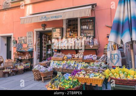 Italia, Liguria, provincia di la Spezia, Manarola, un negozio che vende prodotti tipici, specialità gastronomiche liguri e souvenir Foto Stock
