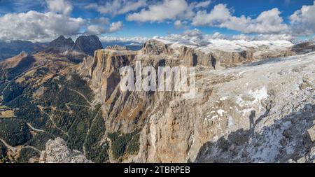 Italia, al confine tra Veneto e Trentino alto Adige, Dolomiti, vista dal Sass Pordoi verso col Rodella, Sassopiatto e Sassolungo, Torri del Sella, Piz Ciavazes e Piz Selva Foto Stock