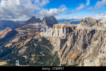 Italia, al confine tra Veneto e Trentino alto Adige, Dolomiti, vista dal Sass Pordoi verso col Rodella, Sassopiatto e Sassolungo, Torri del Sella, Piz Ciavazes e Piz Selva Foto Stock