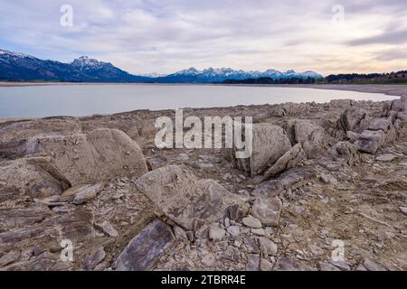 Il Forggensee fu drenato a causa di lavori di riparazione sulla diga vicino a Roßhaupten nell'estate del 2018 Foto Stock