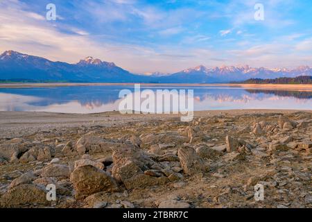 Il Forggensee fu drenato a causa di lavori di riparazione sulla diga vicino a Roßhaupten nell'estate del 2018 Foto Stock