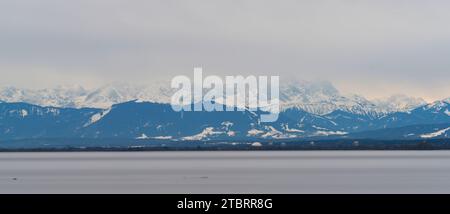 Alta nebbia sui monti Wetterstein con Zugspitze Foto Stock