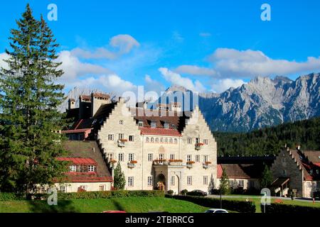 Castello di Kranzbach di fronte ai monti Karwendel, Elmau, Klais, Werdenfels, Alpenwelt Karwendel, alta Baviera, Baviera, Germania Foto Stock