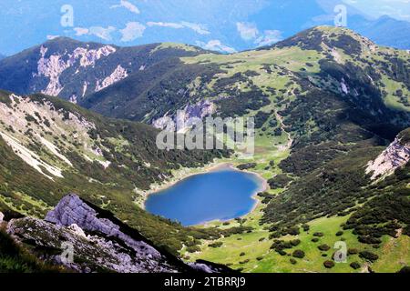 Escursione estiva al Rofanspitze, vista sul Seebensee, lago di montagna di 4 ettari a 1799 m nelle Alpi Brandenburgo, Tirolo, area comunale di Münster, Rofan, Rofa Foto Stock