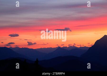 Crepuscolo sul Pleisenhütte 1757 m, vista sulla valle dell'Inn, all'estrema destra l'Hohe Munde, metà estate, Scharnitz, Tirolo, Austria Foto Stock