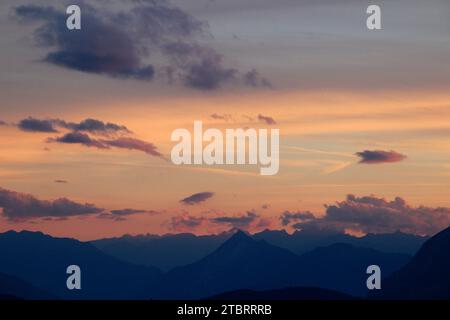 Crepuscolo al Pleisenhütte 1757 m, vista sulla valle dell'Inn, formazione di nubi, mezza estate, Scharnitz, Tirolo, Austria Foto Stock