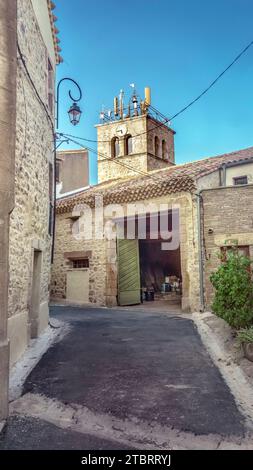 Centro del villaggio di Villespassans con vista sulla chiesa di Notre Dame de l'Assomption, ex cappella del castello, costruita nel XIII secolo, ampliata nel XIV secolo. Secolo, ampliato nel XIV secolo Foto Stock