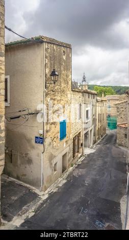 Strada del paese a Portel des Corbières. Il comune si trova nel Parc naturel régional de la Narbonnaise en Méditerranée. Foto Stock