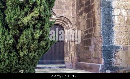 Portale della chiesa di Sainte Eulalie de Mérida a Cruzy. Fu costruito in stile romanico-gotico tra il X e il XIV secolo. Foto Stock