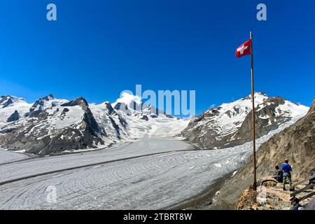 Vista dal rifugio Konkordiahütte sul ghiacciaio dello Jungfraufirn fino allo Jungfraujoch, al ghiacciaio Aletsch, all'Oberland Bernese, in Svizzera Foto Stock