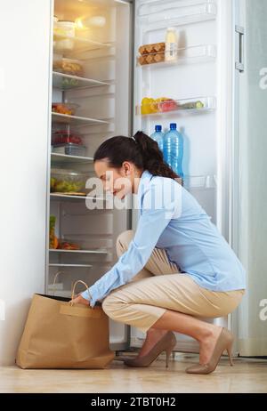 Alimentari donna e borsa per frigorifero, cucina e cibo sano per dieta, pasto o nutrizione. Donna, carta e imballaggio di prodotti biologici, freschi o. Foto Stock