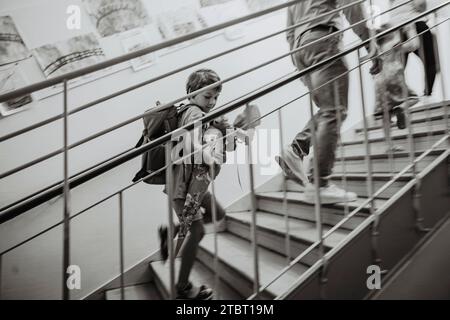 Ragazzo al suo giro scolastico Foto Stock