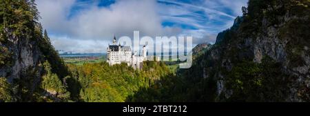 Vista panoramica del castello Neuschwanstein dal ponte Marienbrücke in autunno. cx Foto Stock
