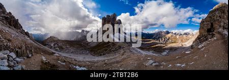 Vista panoramica della formazione rocciosa tre Cime di Lavaredo, vista dal Paternkofel Scharte, in autunno. Foto Stock
