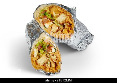 Burrito appena fatto con ripieni vivaci su sfondo bianco Vista ravvicinata Foto Stock