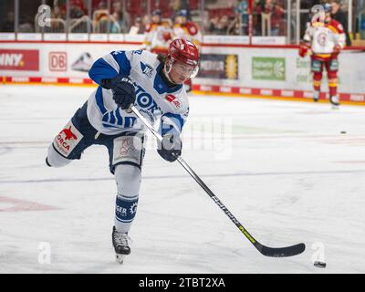 Boaz Bassen (Schwenninger Wild Wings, n. 64) schaut seinem Schuss hinterher. Duesseldorfer EG vs. Schwenninger Wild Wings, Eishockey, Penny DEL, 25. Spieltag, Saison 2023/2024, 08.12.2023 foto: Eibner-Pressefoto/Thomas Haesler Foto Stock