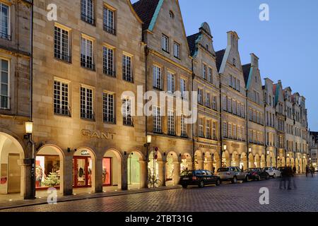 Fila di case con portici a Prinzipalmarkt al tramonto, Münster, Münsterland, Renania settentrionale-Vestfalia, Germania Foto Stock