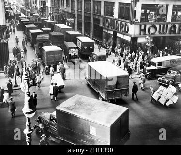 Camion di consegna che bloccano West 37th Street, guardando ad ovest dalla 7th Avenue, New York City, New York, USA, al Aumuller, New York World-Telegram & Sun Collection, 1945 Foto Stock