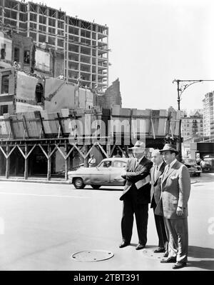 Il sindaco di New York Robert Wagner (a destra) con Robert Moses (a sinistra) e Frank Meistrell (al centro), in Housing project tour, 125th Street e Amsterdam Avenue, Harlem, New York City, New York, USA, Walter Albertin, New York World-Telegram e The Sun Newspaper Photography Collection, 9 agosto 1956 Foto Stock