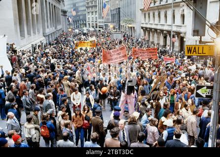 Folla che partecipa alla protesta anti-nucleare, Wall Street, New York City, New York, USA, Bernard Gotfryd Collection, 23 settembre 1979 Foto Stock
