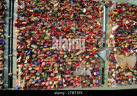 Amore si blocca sul ponte di Hohenzollern, Colonia, nella Renania settentrionale-Vestfalia, Germania Foto Stock