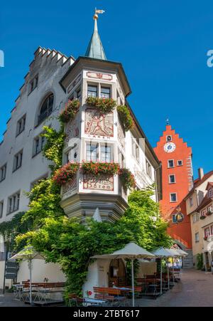 Gasthof zum Bären e porta della città nel centro storico di Meersburg sul lago di Costanza, Baden-Württemberg, Germania, Europa Foto Stock