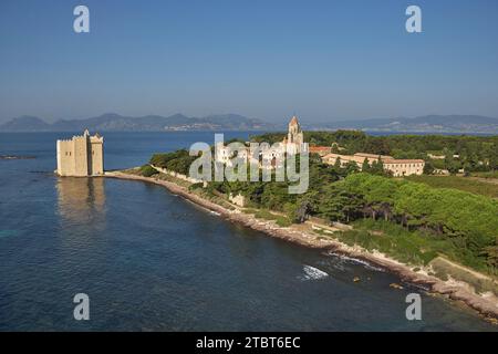 Vista aerea del monastero dell'abbazia di Lérins sull'Ile Saint-Honorat nella baia di Cannes nel sud della Francia. Foto Stock