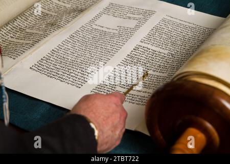 Vista ravvicinata della lettura della Torah con Yad nella sinagoga Foto Stock