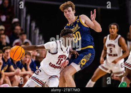 28 novembre 2023: La guardia dei South Carolina Gamecocks Morris Ugusuk (15) passa attraverso Notre Dame combattendo la guardia irlandese J.R. Konieczny (20) durante la prima metà del match NCAA Basketball Matchup alla Colonial Life Arena di Columbia, SC. (Scott Kinser/CSM) (immagine di credito: © Scott Kinser/Cal Sport Media) Foto Stock