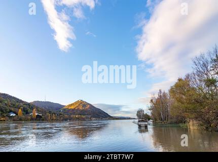 Vienna, inondazione sul Danubio, montagne di Kahlenberg e Leopoldsberg, villaggio di Kahlenbergerdorf, barca da pesca Daubel, isola Donauinsel (destra) nel 19. Distretto di Döbling, Austria Foto Stock