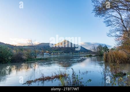 Vienna, inondazione sul Danubio, montagne Kahlenberg e Leopoldsberg, villaggio Kahlenbergerdorf, isola Donauinsel (destra) nel 19. Distretto di Döbling, Austria Foto Stock