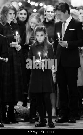 SI PREGA DI NOTARE CHE QUESTA IMMAGINE È STATA CONVERTITA IN BIANCO E NERO Principessa Beatrice, Principessa Charlotte ed Edoardo Mapelli mozzi, durante i Royal Carols - insieme al servizio natalizio presso l'Abbazia di Westminster a Londra. Data immagine: Venerdì 8 dicembre 2023. Foto Stock