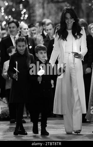 I REDATTORI SI PREGA DI NOTARE CHE QUESTA IMMAGINE È STATA CONVERTITA IN BIANCO E NERO la principessa Charlotte, il principe Luigi e la principessa del Galles tengono candele durante le Royal Carols - insieme al servizio natalizio presso l'Abbazia di Westminster a Londra. Data immagine: Venerdì 8 dicembre 2023. Foto Stock