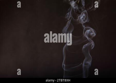 Danza eterea del fumo Incense in High-Speed Capture Foto Stock