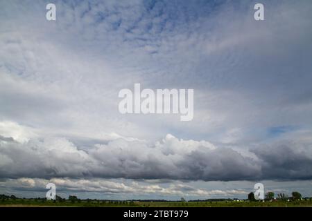Le spettacolari nuvole di Cumulus sopra la tranquilla campagna dell'Indiana Foto Stock