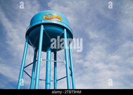 Blue Allegan Downtown Water Tower sotto un cielo nuvoloso Foto Stock