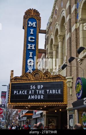 Vintage Michigan Theater Marquee nel vivace ambiente urbano Foto Stock