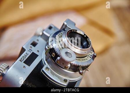 Dettaglio della telecamera Kodak 35 d'epoca su superficie in legno primo piano Foto Stock